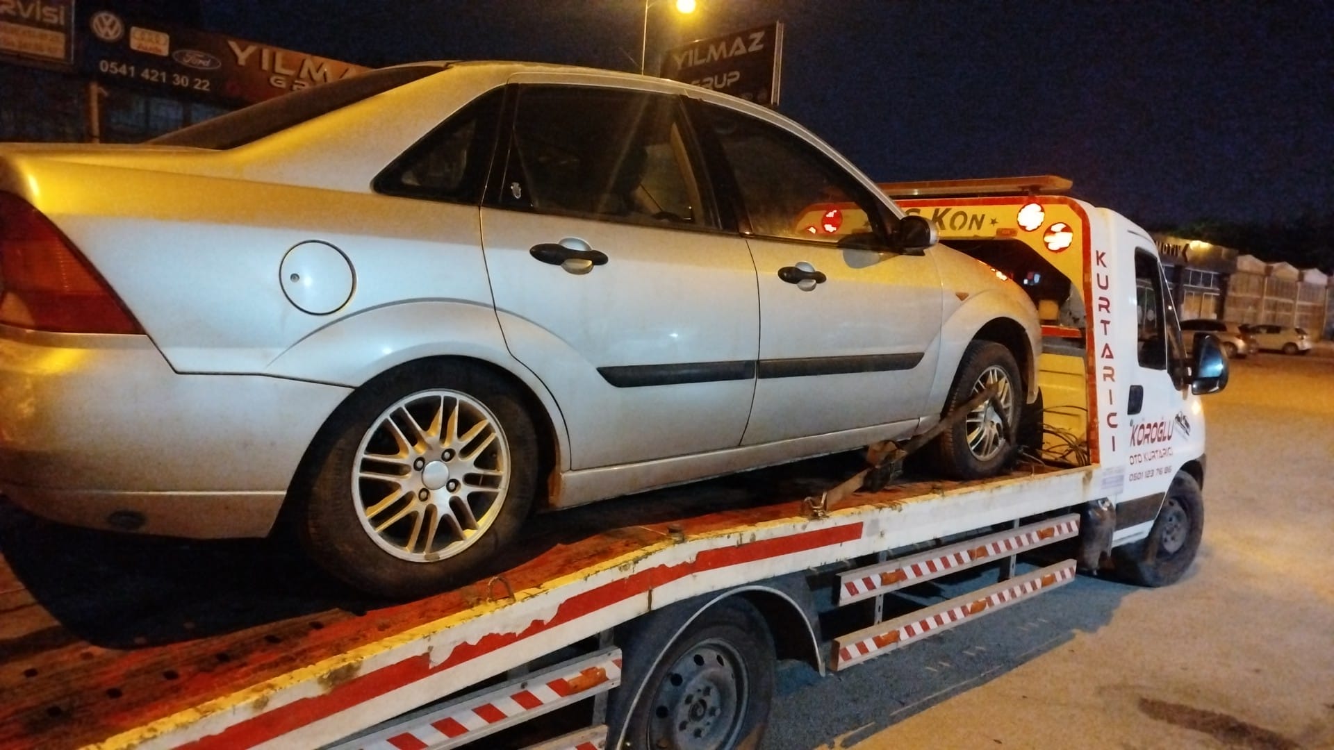 Gece çekici operasyonunda taşınan sedan
